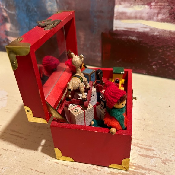Vintage Musical Toy Chest Christmas Music Box - Picture 4 of 12
